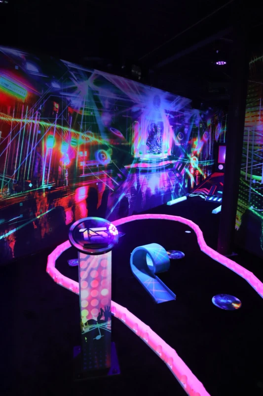 Glowgolf als gezinsuitje: waarom is het leuk voor jong en oud?